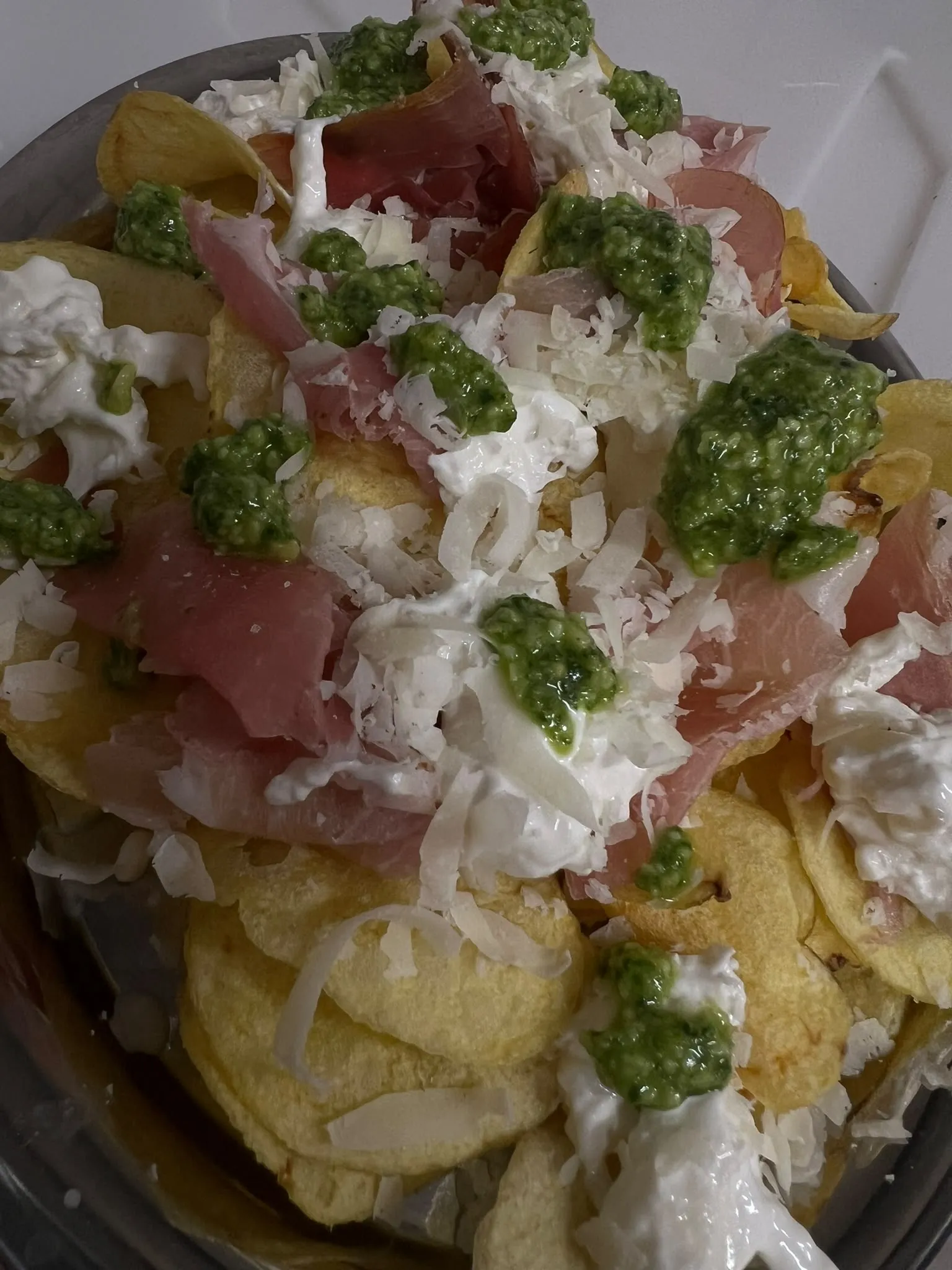Chipsplatte mit Burrata, Prosciutto Crudo, Pesto und Parmigiano