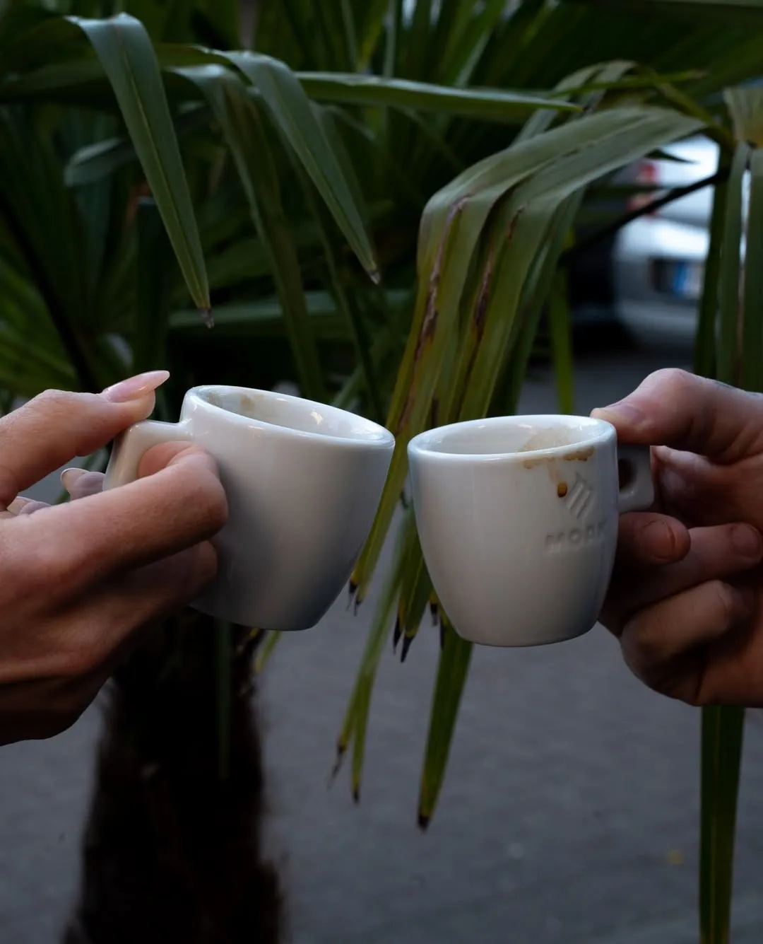Zwei Espresso-Tassen beim Anstoßen