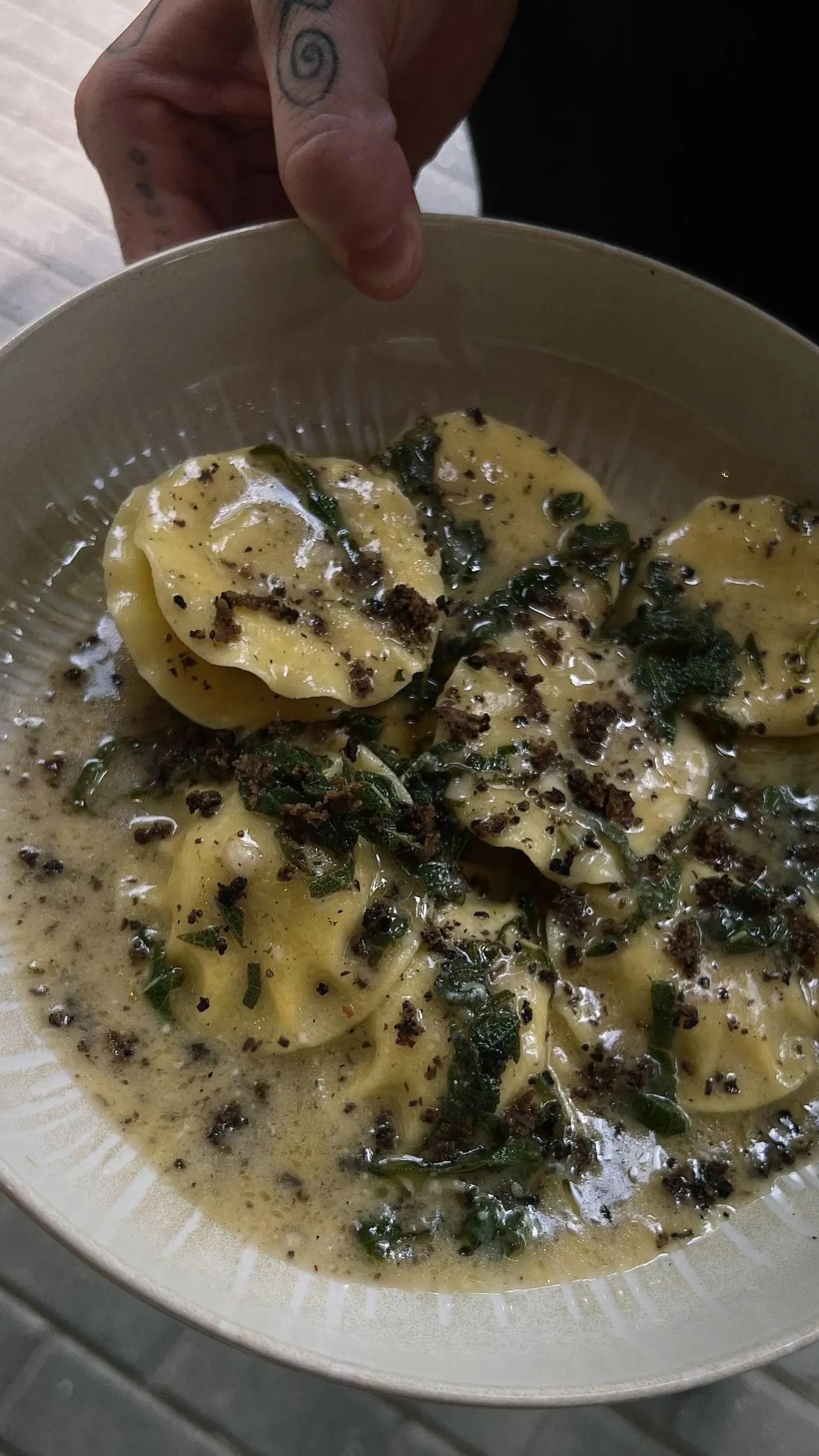 Ravioli mit Trüffel in Butter-Salbei-Sauce